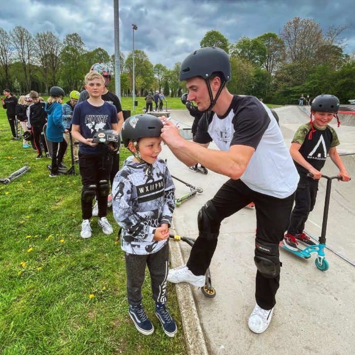 Isak i färd med att coacha och lära andra hur man blir en grym kickbiker, något som är en av delarna i hans affärsidé